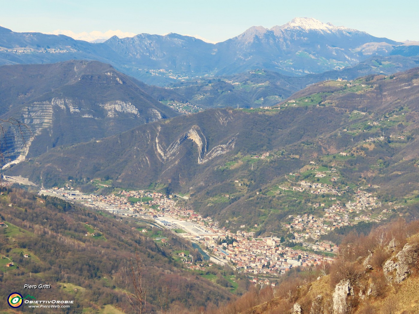 56 Vista poanoramica su Zogno con Corna Rossa e verso il Resegone.JPG